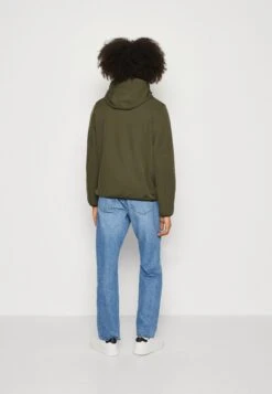 Pier One Regenjas - Olive 10 Pier One Regenjas - Olive -Pier One 201a940e9ad84ffa9c0c24c0039d760e