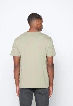 Pier One Moon Scene Graphic T-Shirt - T-Shirt Print - Olive 14 Pier One Moon Scene Graphic T-Shirt - T-Shirt Print - Olive -Pier One 36dcc28cb96f431a920960da342fa0ce