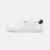 Pier One Unisex - Sneakers Laag - White 1 Pier One Unisex - Sneakers Laag - White -Pier One 53e18a30a2b2483f9e858dadbbf576b5