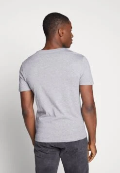 Pier One 3 Pack- T-Shirt Basic - Black, Grey, Green 10 Pier One 3 Pack- T-Shirt Basic - Black, Grey, Green -Pier One b3e2272097fd45d28e31884f564c0681